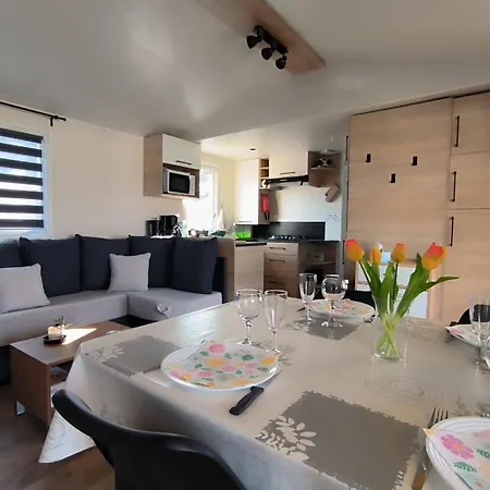 Mobilhome 3 Avec Terrasse Et Magnifique Jardin بيت للعطل